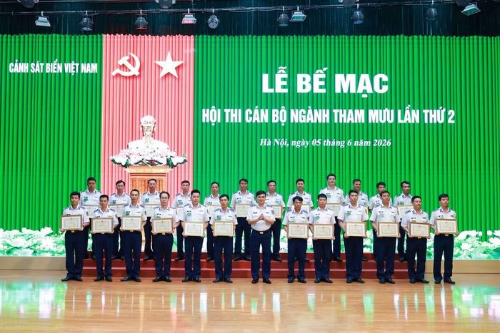 Thiếu tướng Trần Văn Lượng, Phó Tư lệnh, Tham mưu trưởng Cảnh sát biển Việt Nam trao Giấy khen cho các cá nhân đạt thành tích cao trong từng môn thi.