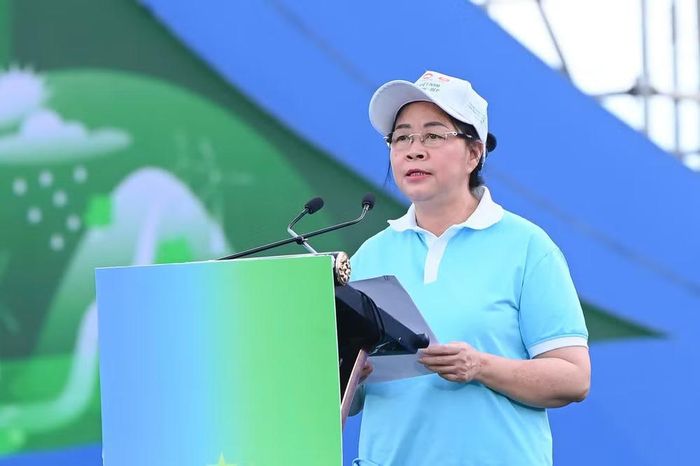 Đồng chí Bùi Thị Minh Hoài, Ủy viên Bộ Chính trị, Bí thư Trung ương Đảng, Chủ tịch Ủy ban Trung ương Mặt trận Tổ quốc Việt Nam phát biểu tại buổi lễ.