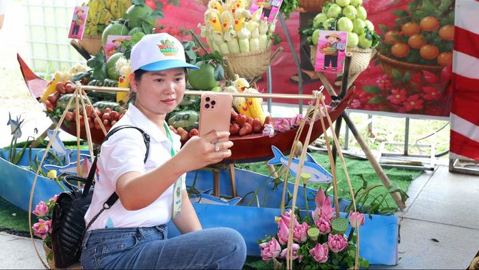 Tham quan, chụp ảnh tại Lễ hội Trái cây Đồng Tháp lần thứ I năm 2026.