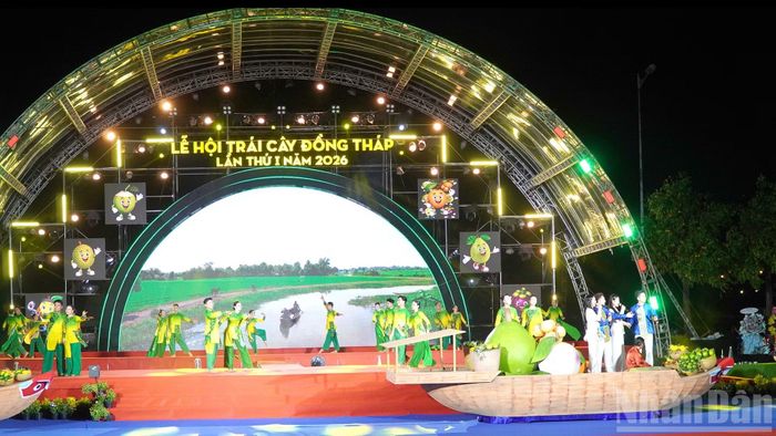 Biểu diễn tiết mục nghệ thuật mở màn chào mừng Lễ hội Trái cây Đồng Tháp lần thứ I năm 2026.