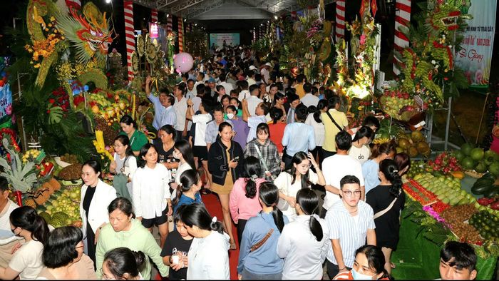 Du khách tham quan, trải nghiệm tại Lễ hội Trái cây Đồng Tháp lần thứ I năm 2026.