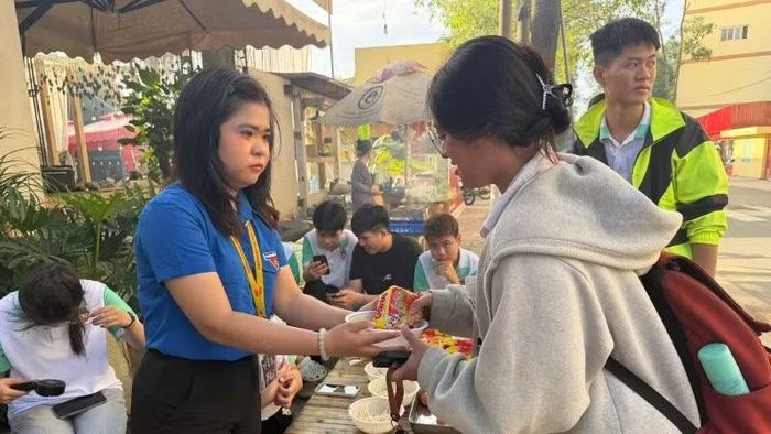 Trao suất ăn sáng cho sinh viên.