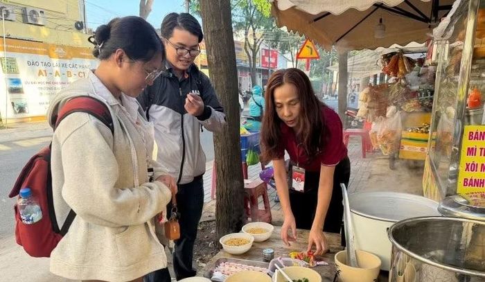 Thành viên Câu lạc bộ Thuốc và Sức khỏe trao suất ăn sáng cho sinh viên