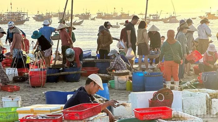 Phiên chợ vẫn họp mỗi ngày.