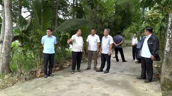 Lãnh đạo Cần Thơ và Chi cục Thủy lợi thành phố khảo sát tình hình sạt lở tại phường Hưng Phú.