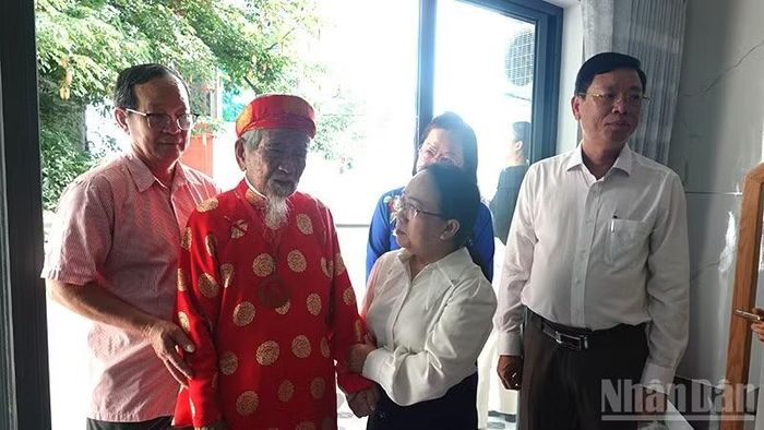 Nhà nghiên cứu Nguyễn Đình Tư cùng đại biểu tham quan căn hộ mới.