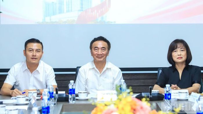 Chủ trì hội thảo.