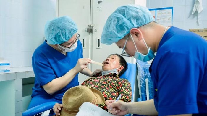 Bác sĩ Bệnh viện Răng Hàm Mặt Trung ương Thành phố Hồ Chí Minh khám sức khỏe người dân tại phường Phước Thắng.