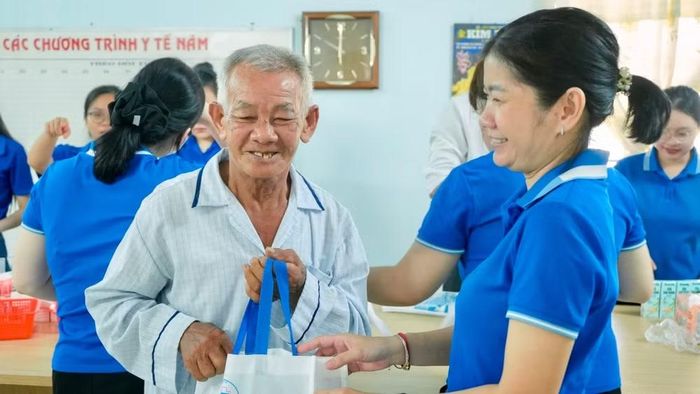 Người dân được khám sức khỏe và phát thuốc miễn phí.