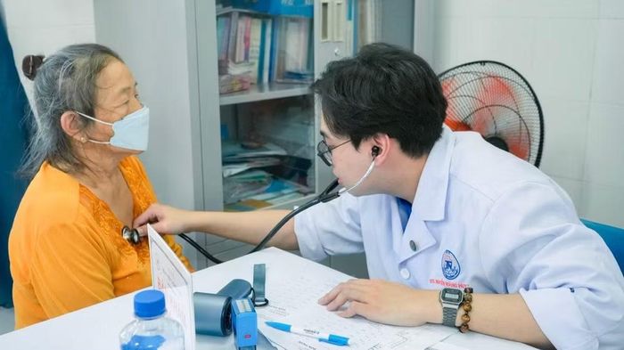 Bác sĩ Bệnh viện Thống Nhất khám sức khỏe người cao tuổi tại phường Phước Thắng.
