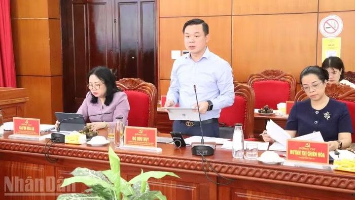 Đồng chí Đỗ Hữu Huy, Ủy viên Dự khuyết Trung ương Đảng, Chủ tịch Ủy ban nhân dân tỉnh Đắk Lắk trao đổi tại buổi làm việc.