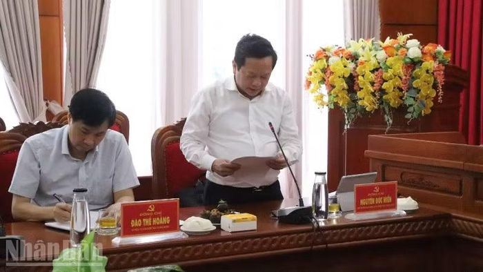 Đồng chí Nguyễn Đức Hiển, Phó Trưởng ban Chính sách, Chiến lược Trung ương, Phó Trưởng Đoàn kiểm tra, giám sát số 26 đã thông báo dự thảo báo cáo kết quả giám sát đợt 2 đối với Ban Thường vụ Tỉnh ủy Đắk Lắk.