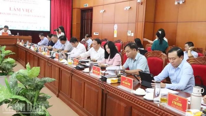 Các đồng chí Ủy viên Ban Thường vụ Tỉnh ủy Đắk Lắk tại buổi làm việc.