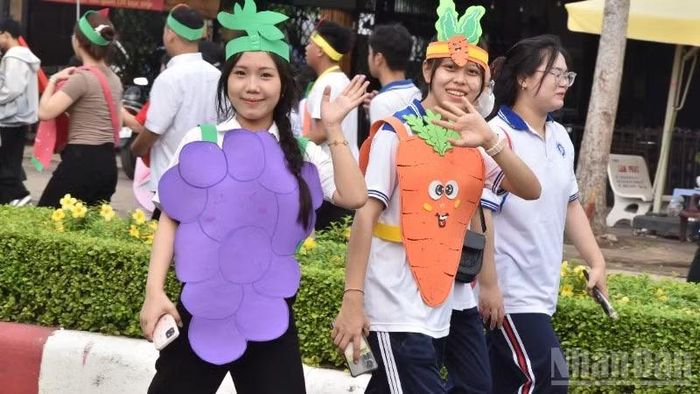 Hình ảnh quả nho, củ cà-rốt được những bạn trẻ thiết kế thành áo để mặc trong sự kiện chạy bộ đồng hành.