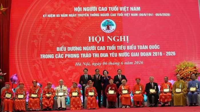 Phó Thủ tướng và các đại biểu chúc mừng người cao tuổi tiêu biểu.