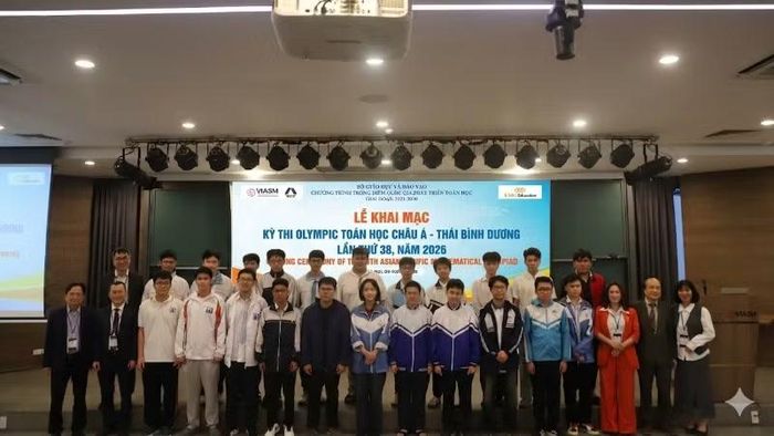 Ban Tổ chức và Đoàn học sinh Việt Nam tham dự kỳ thi APMO 2026 (Ảnh: VIASM)