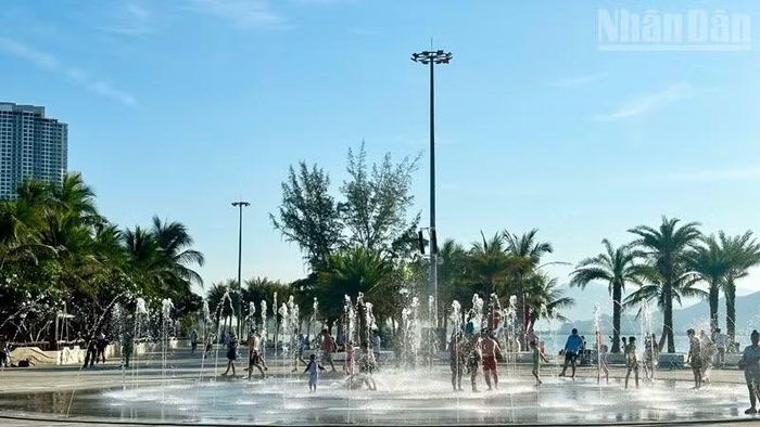 Cùng với việc thu gom rác thải trên bãi biển, địa phương đã đầu tư hạ tầng, tạo cảnh quan thu hút người dân và du khách trải nghiệm mỗi khi đến bãi biển Bình Sơn-Ninh Chử.