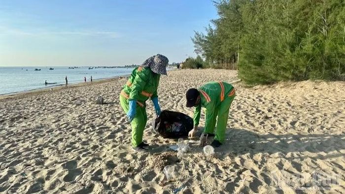 Hình ảnh công nhân vệ sinh cần mẫn nhặt từng túi ni-lông, từng mảnh nhựa dưới nắng biển đã quen thuộc tại nơi đây.