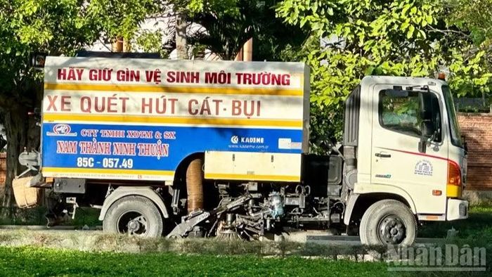 Xe ô-tô chuyên dụng quét hút cát, bụi, vừa đảm nhiệm tuyên truyền trực quan kêu gọi cộng đồng chung tay giữ gìn vệ sinh môi trường.