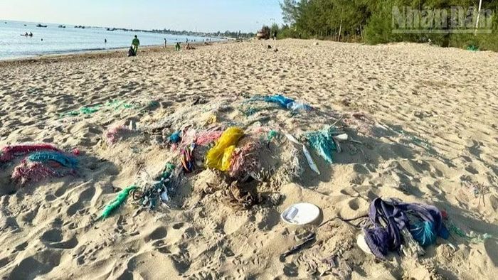 Rác xuất hiện trên bãi biển Bình Sơn-Ninh Chử không chỉ phát sinh tại chỗ mà còn theo dòng chảy từ khu vực Đầm Nại, cửa biển và ngoài khơi trôi dạt vào bờ.