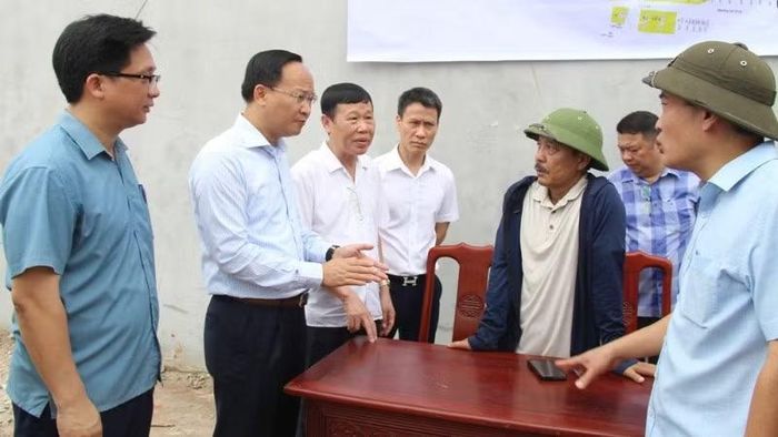 Phó Chủ tịch Ủy ban nhân dân tỉnh Bắc Ninh Phạm Văn Thịnh (thứ hai từ trái sang) trao đổi với cán bộ xã Lương Tài và thôn Tử Nê.
