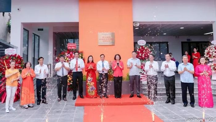 Các đại biểu thực hiện nghi thức khai trương.