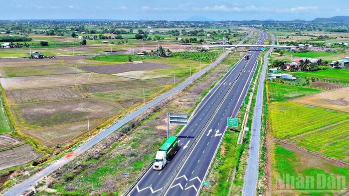 Điều chỉnh quy hoạch xác định, xây dựng hệ thống kết cấu hạ tầng đồng bộ, hiện đại, kết nối thông suốt.