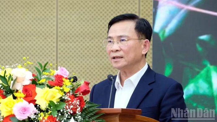 Chủ tịch Ủy ban nhân dân tỉnh Lâm Đồng Hồ Văn Mười phát biểu ý kiến tại hội nghị.
