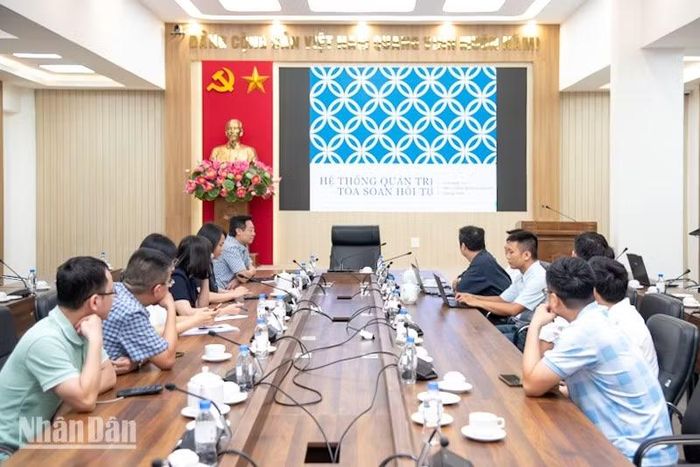 Trao đổi về ứng dụng công nghệ tiên tiến trong quản lý xuất bản tin bài. (Ảnh: MINH DUY)