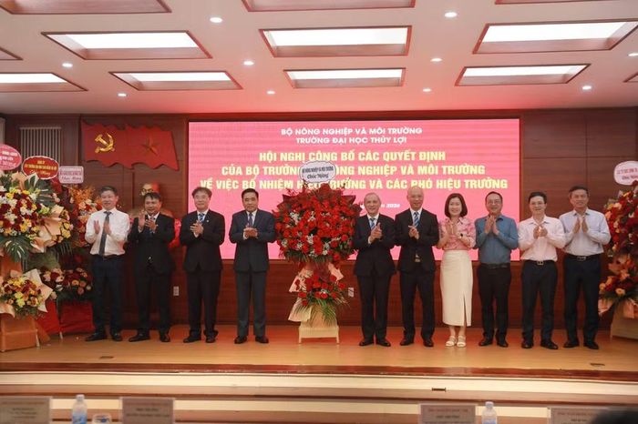 Lãnh đạo Bộ Nông nghiệp và Môi trường chúc mừng Ban Giám hiệu.