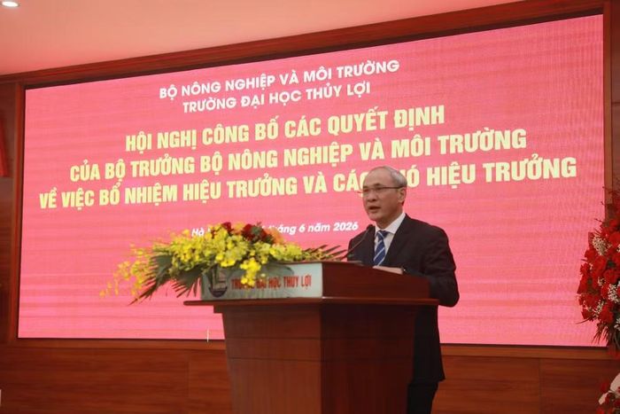 Giáo sư, Tiến sĩ Nguyễn Trung Việt, Hiệu trưởng Trường đại học Thủy lợi phát biểu nhận nhiệm vụ.