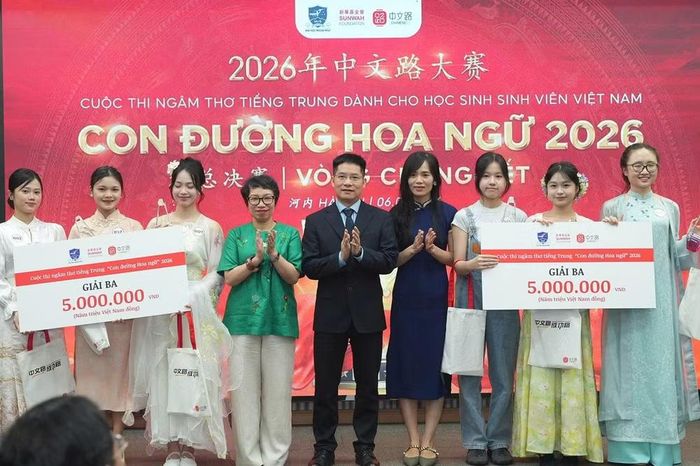 Ban tổ chức trao giải Ba tặng các thí sinh tiêu biểu ở 2 bảng đấu.