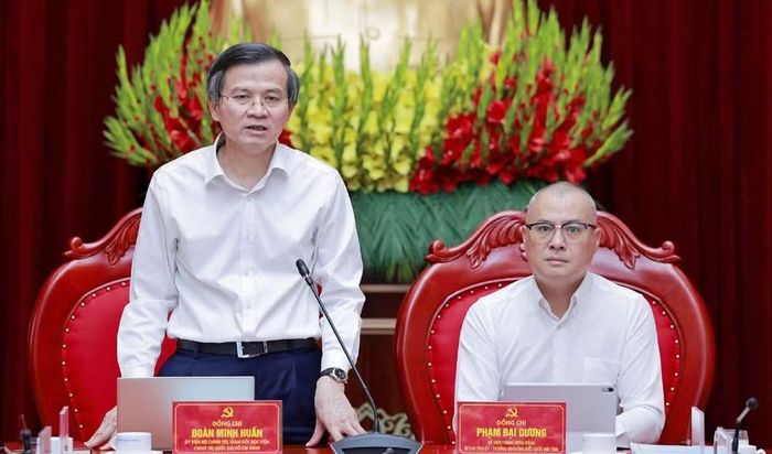 Phó Giáo sư, Tiến sĩ Đoàn Minh Huấn phát biểu gợi mở một số nhiệm vụ, giải pháp trọng tâm để tỉnh Phú Thọ tập trung triển khai đạt kết quả trong thực hiện nhiệm vụ tăng trưởng hai con số.