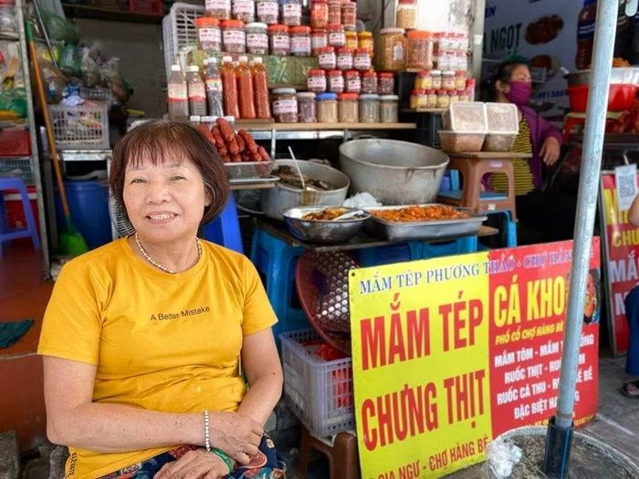 Gian hàng nhỏ của bà Phương tại chợ Hàng Bè. Ảnh: Thùy Linh