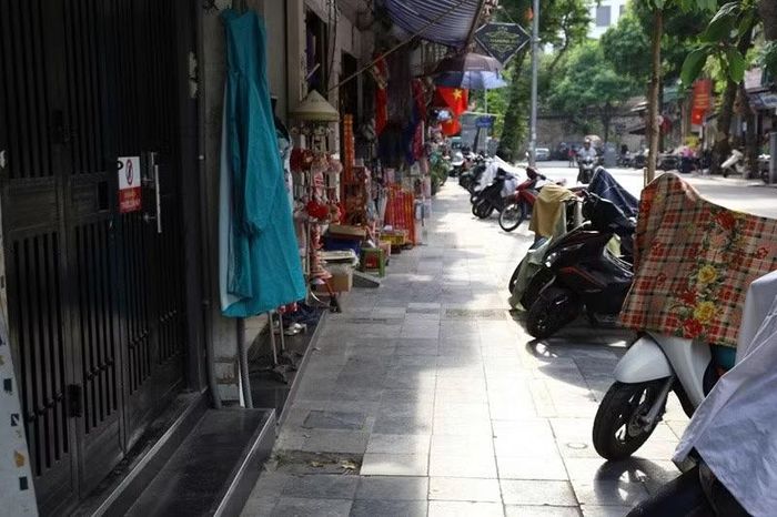 Làn đường rộng rãi dành cho người đi bộ. Ảnh: Trang Hà