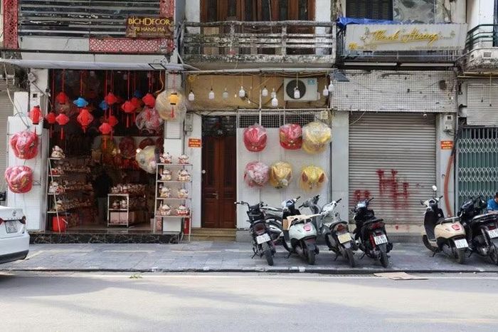 Nhiều cửa hàng trên phố Hàng Mã đóng cửa do buôn bán ế ẩm. (Ảnh: Trang Hà)