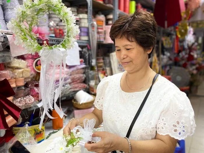 Bà Thúy tự tay làm những sản phẩm thủ công để trưng bày tại cửa hàng. Ảnh: Thùy Linh