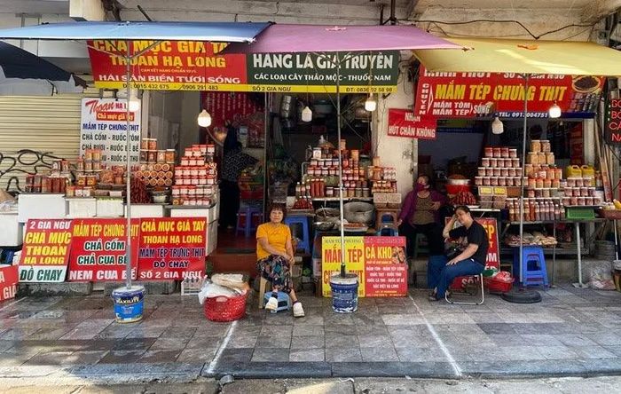 Các gian hàng nằm san sát nhau trên phố Gia Ngư, chợ Hàng Bè. Ảnh: Thùy Linh