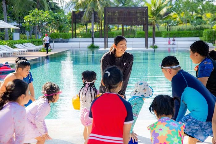 Chương trình bơi cùng Ánh Viên được thiết kế như một “lớp học” nhẹ nhàng, giúp trẻ em làm quen với kỹ năng bơi, kiểm soát hơi thở và những nguyên tắc cơ bản khi hoạt động dưới nước.