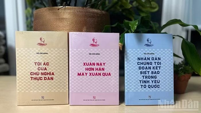 Tủ sách tập hợp những bài báo, bài trả lời phỏng vấn, thư, thơ… di sản tư tưởng quý giá mà Chủ tịch Hồ Chí Minh đã để lại cho dân tộc Việt Nam.