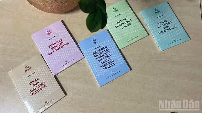 Bìa năm tác phẩm khởi đầu của Tủ sách "Vinh quang Hồ Chí Minh". (Ảnh: Linh Bảo)