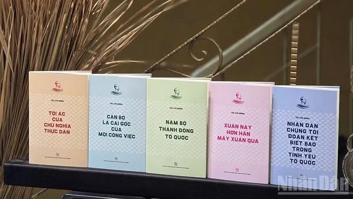 Năm tác phẩm trong Tủ sách "Vinh quang Hồ Chí Minh". (Ảnh: Nhà xuất bản Tổng hợp).