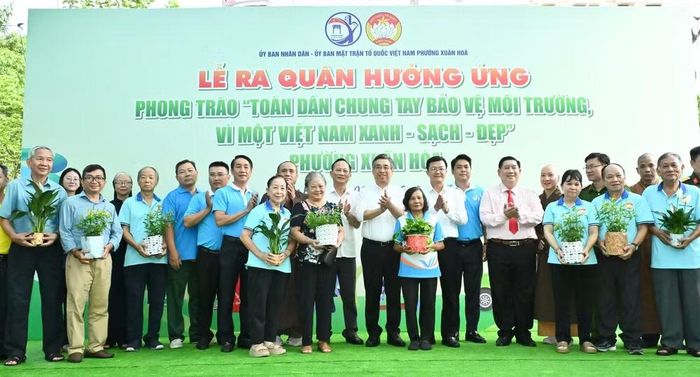 Đồng chí Nguyễn Phước Lộc cùng đại diện lãnh đạo phường Xuân Hòa trao tặng cây xanh cho đại diện Trưởng Ban Công tác Mặt trận của 24 khu phố. (Ảnh: VIỆT DŨNG)