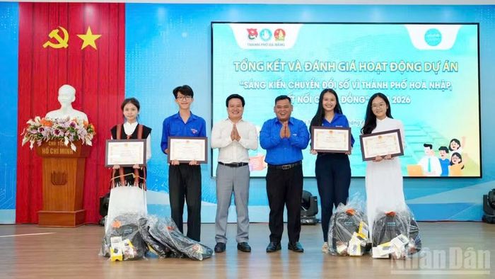 Ban tổ chức trao giải cho các đội.