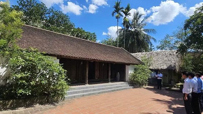 Những người làm báo về nơi thành lập Đảng bộ tỉnh Thanh Hóa ở thôn Yên Trường, xã Thọ Lập.