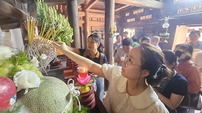 Những người làm báo dâng hương tưởng niệm các Đảng viên Cộng sản tiền bối.