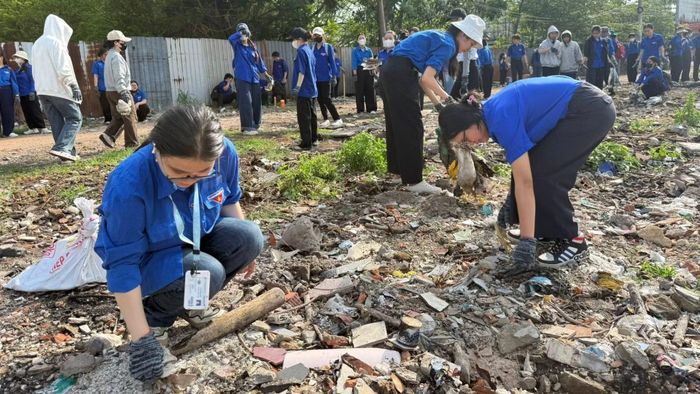 Sinh viên Đại học Tài nguyên và Môi trường Thành phố Hồ Chí Minh nhặt rác góp phần bảo vệ môi trường.