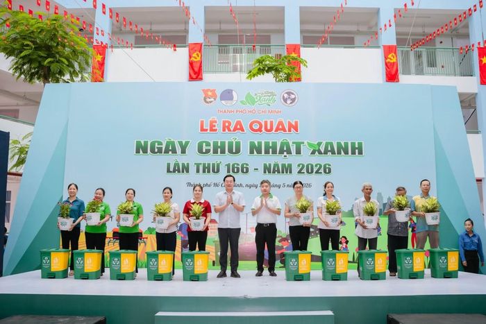 Lãnh đạo Thành ủy Thành phố Hồ Chí Minh tặng cây xanh cho người dân trong ngày ra quân Chủ nhật xanh lần thứ 166.