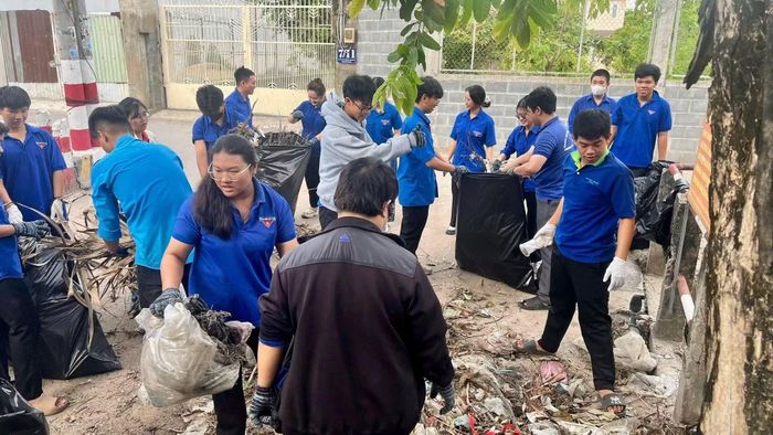 Sinh viên tham gia ngày Chủ nhật xanh lần thứ 166 tại Thành phố Hồ Chí Minh.