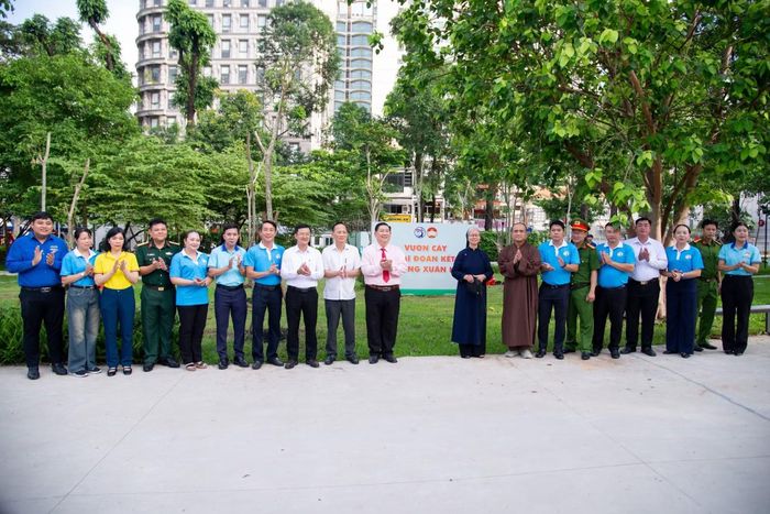Lãnh đạo phường Xuân Hòa và các tầng lớp nhân dân tham gia trồng cây xanh tại công viên Phan Đình Phùng.